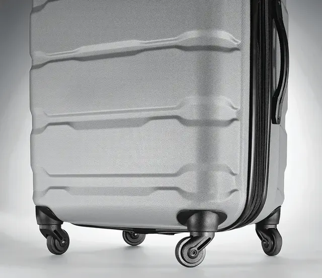 Samsonite Omni PC Hardside Spinner - lightweight hard shell luggage
